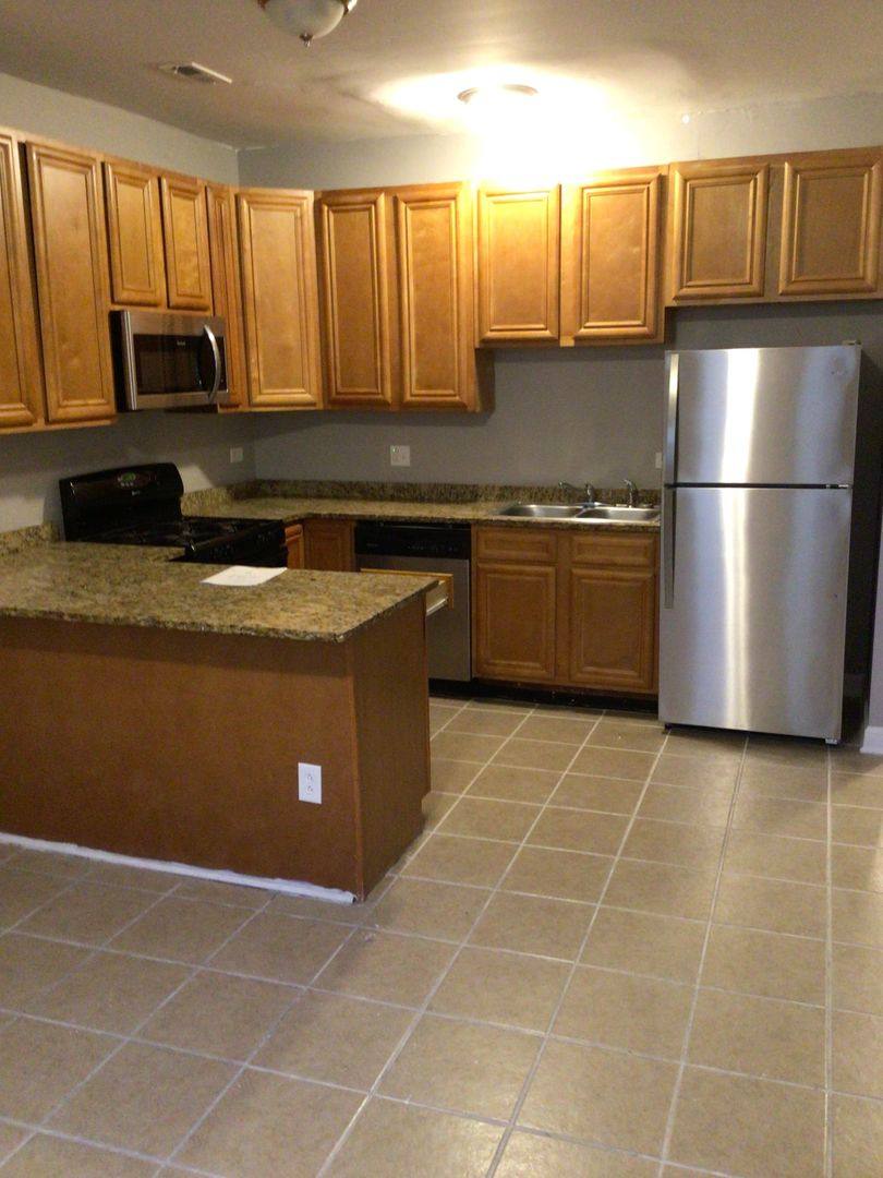 6700 S Clyde Ave, Chicago, IL 60649 - Apartment for Rent