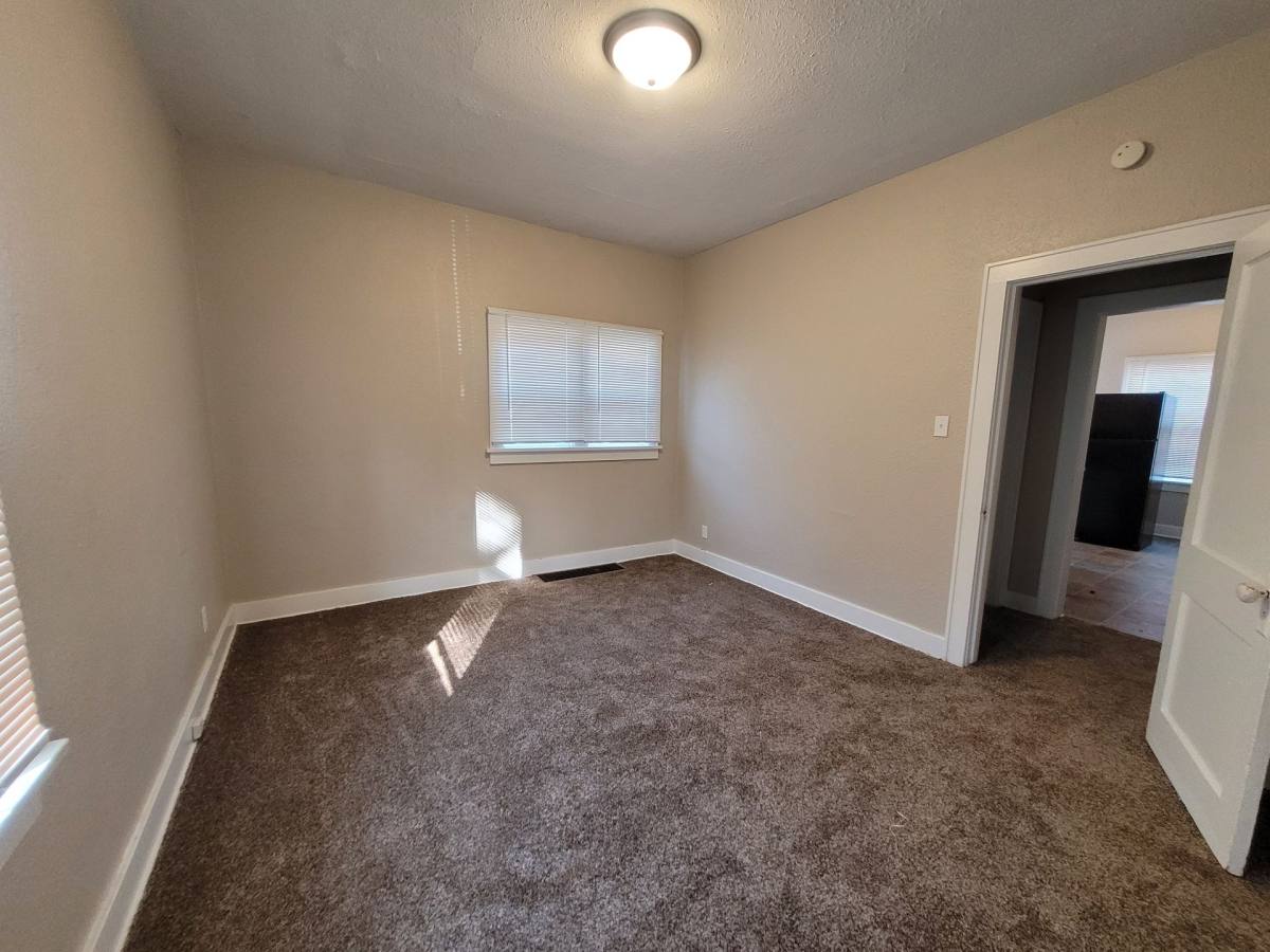 3914-3916 2nd Ave, Des Moines, IA 50313 - Apartment for Rent - Image 3