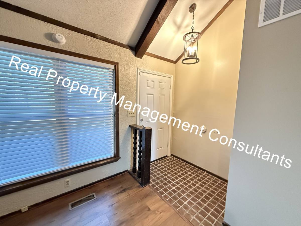 1001 S Clairborne Rd, Olathe, KS 66062 - House for Rent - Image 2