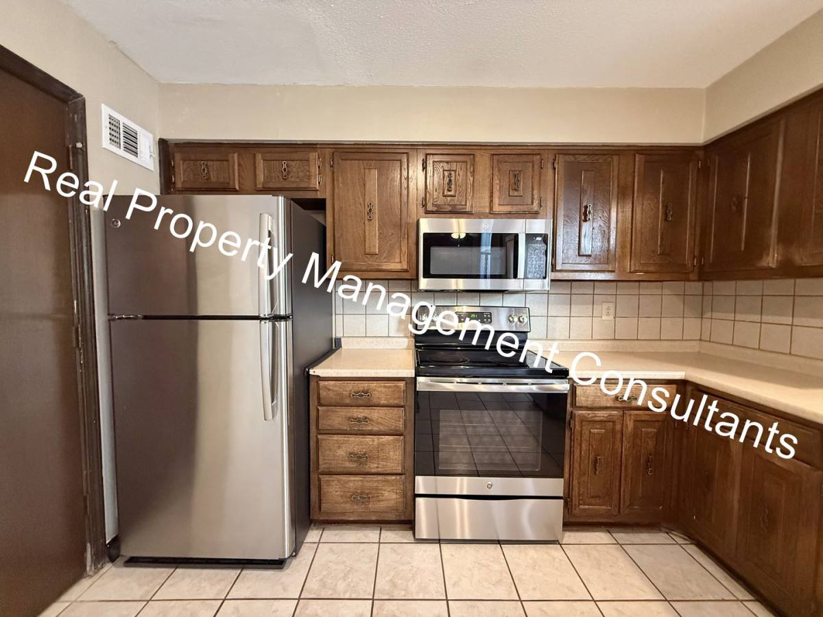 1001 S Clairborne Rd, Olathe, KS 66062 - House for Rent - Image 9