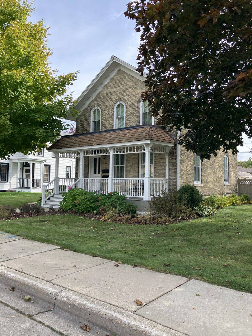 322 Oakton Ave #B, Pewaukee, WI 53072 - House for Rent - Image 2