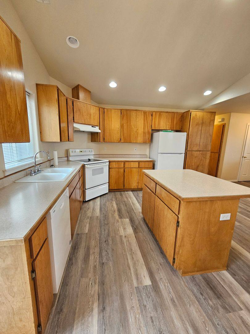 408 Jennah Lane, Medford, OR 97501 - House for Rent - Image 7
