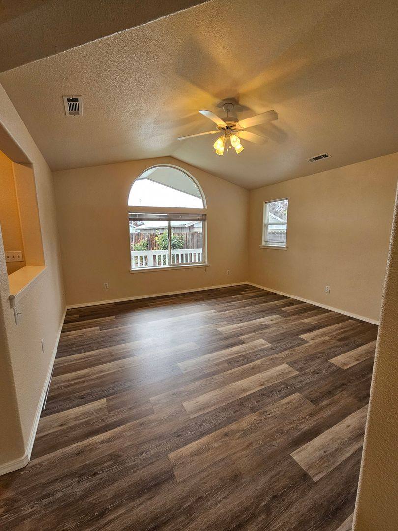 408 Jennah Lane, Medford, OR 97501 - House for Rent - Image 3