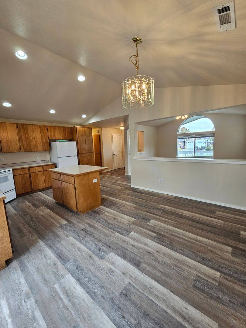 408 Jennah Lane, Medford, OR 97501 - House for Rent - Image 5