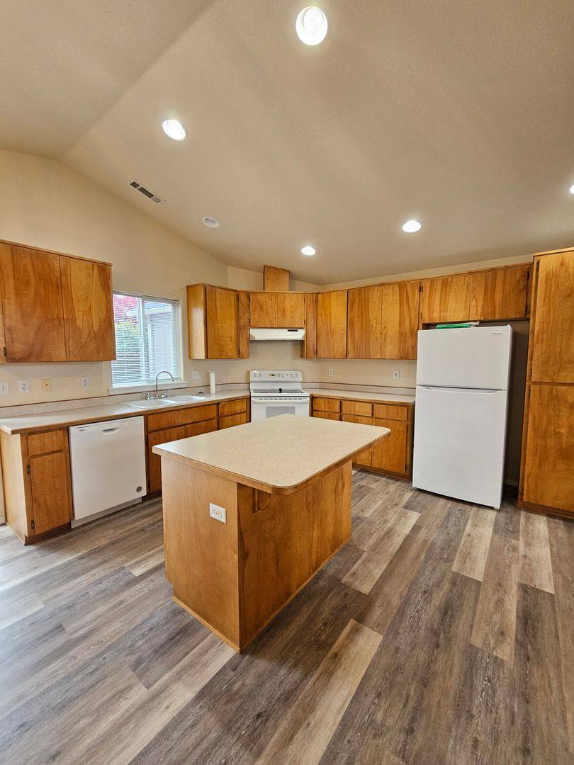 408 Jennah Lane, Medford, OR 97501 - House for Rent - Image 6