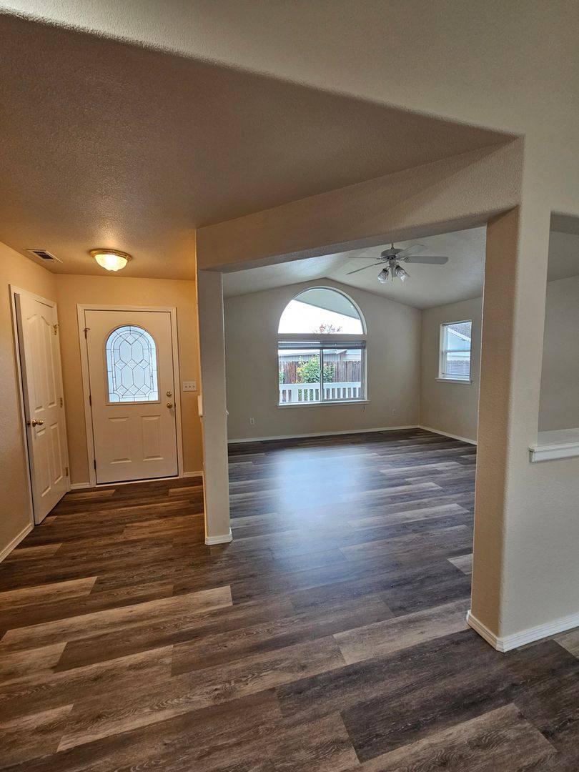 408 Jennah Lane, Medford, OR 97501 - House for Rent - Image 2