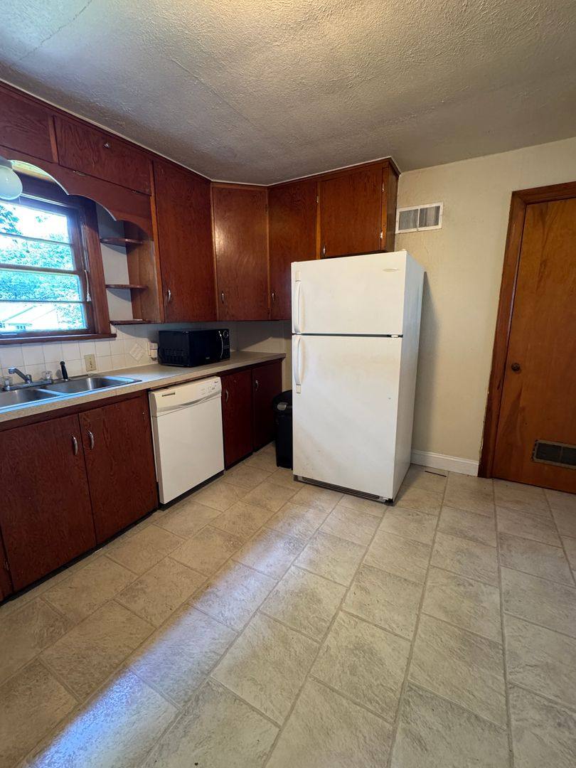 1355 S Kentwood Ave, Springfield, MO 65804 - House for Rent - Image 10