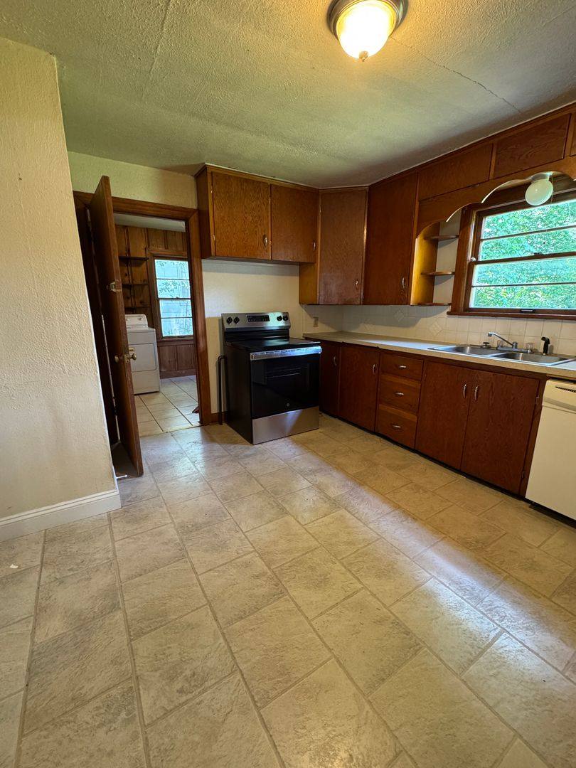 1355 S Kentwood Ave, Springfield, MO 65804 - House for Rent - Image 9