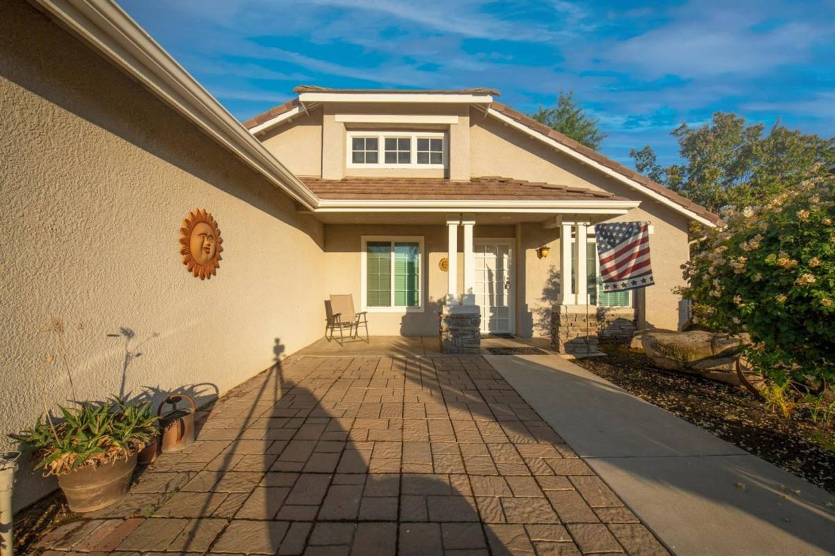House for rent at 322 N Hanson Ave, Clovis, CA 93611