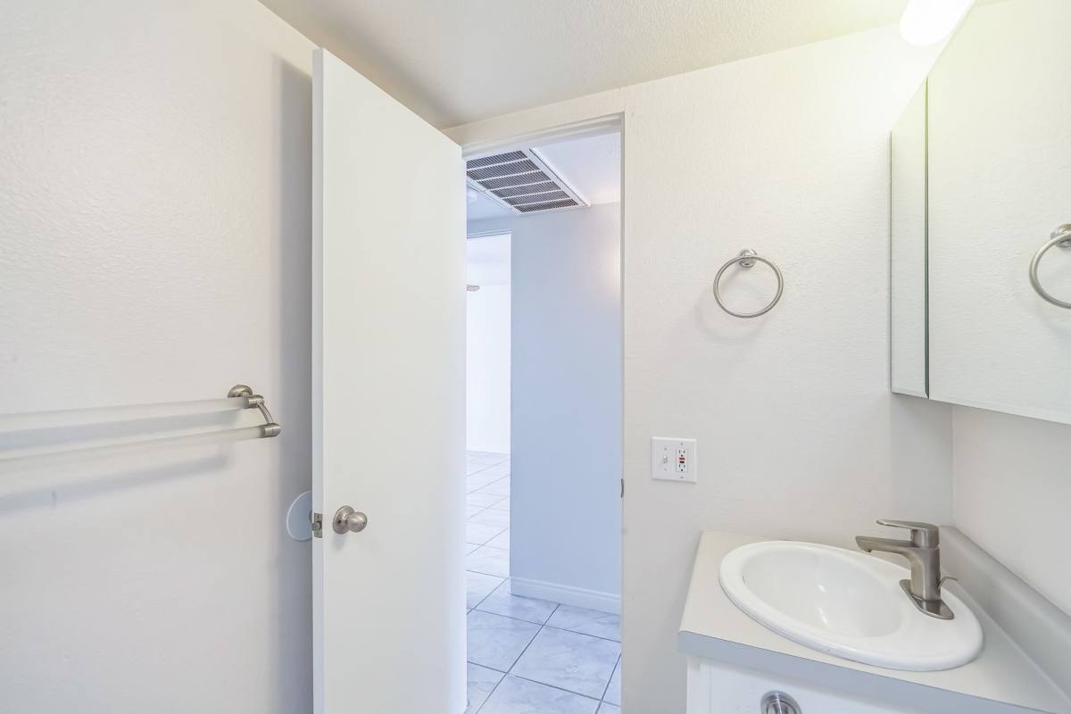 Casa Olancha, 230 E Avenida Olancha, Palm Springs, CA 92264 - Apartment for Rent - Image 8