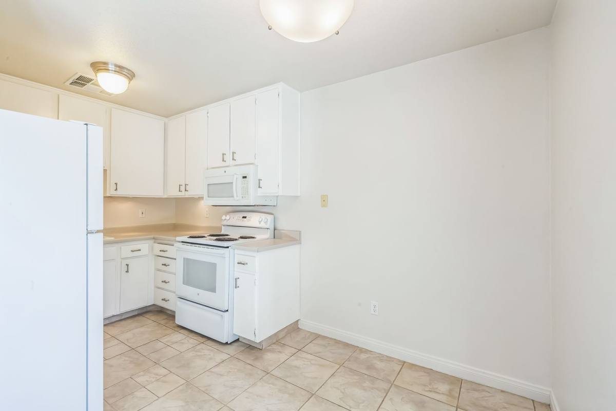 Casa Olancha, 230 E Avenida Olancha, Palm Springs, CA 92264 - Apartment for Rent - Image 4