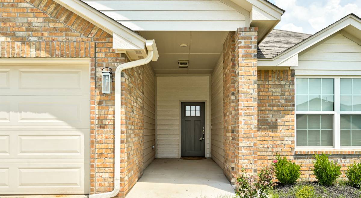 9216 Yassir Blvd, Yukon, OK 73099 - House for Rent - Image 2