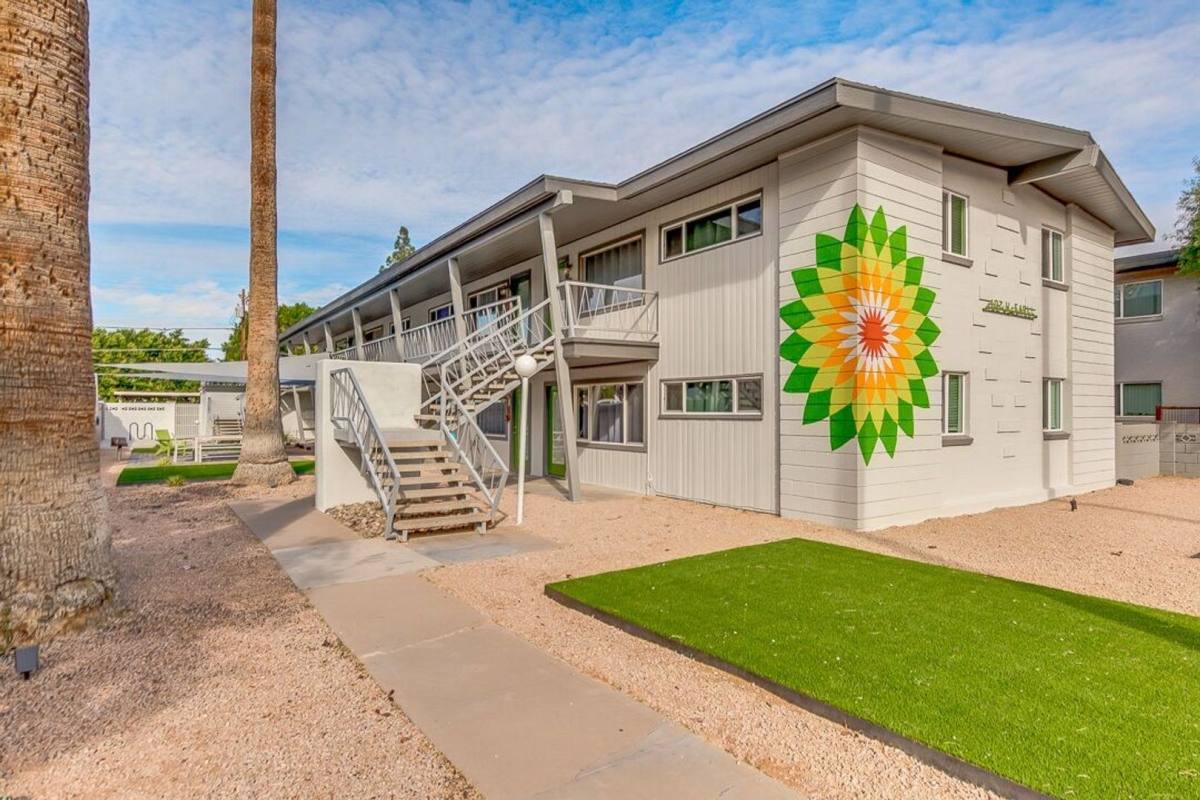 Earll Palms, 402 W Earll Dr, Phoenix, AZ 85013 - Apartment for Rent - Image 1