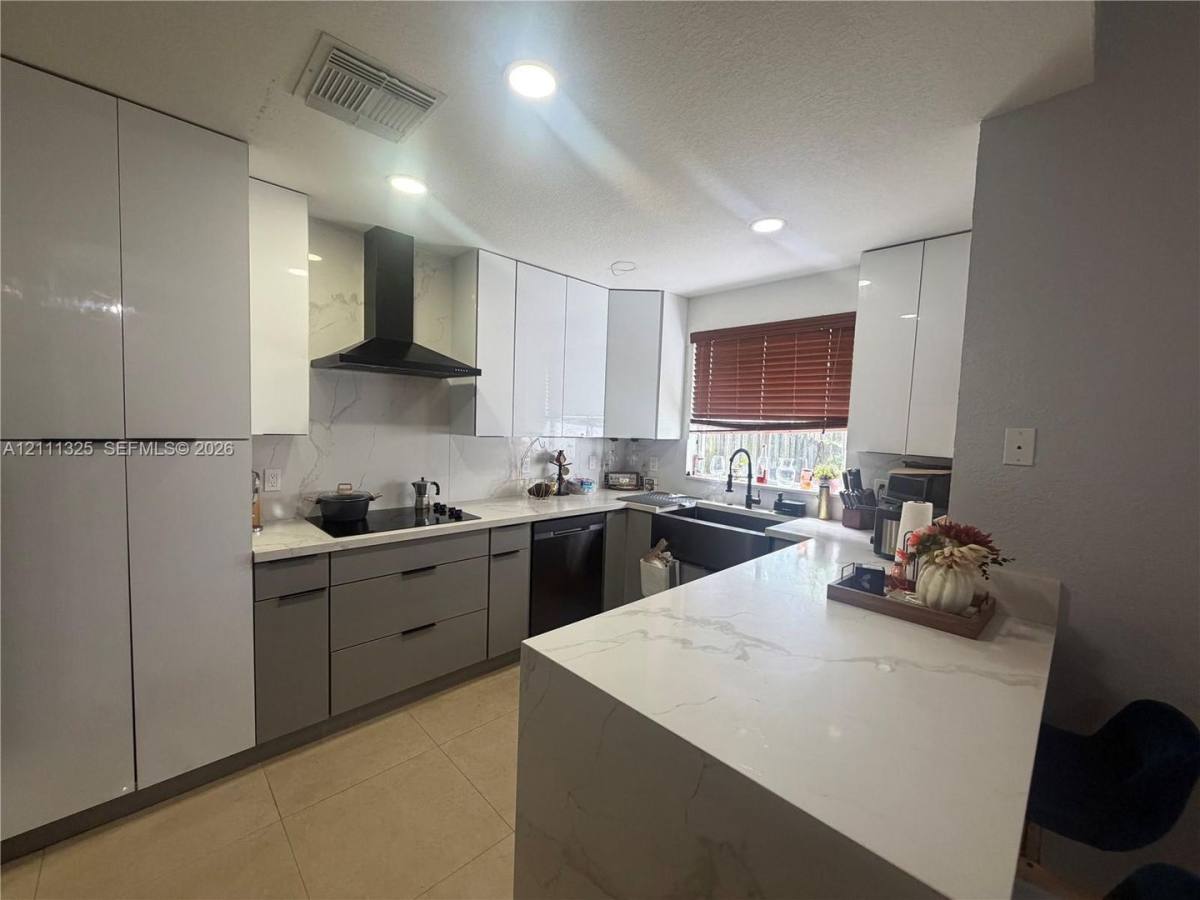 18172 SW 108th Path, Miami, FL 33157 - Townhouse for Rent - Image 2