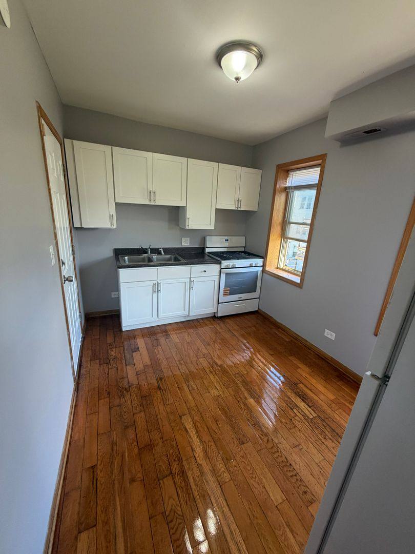 11027 S King Dr, Chicago, IL 60628 - Apartment for Rent - Image 2