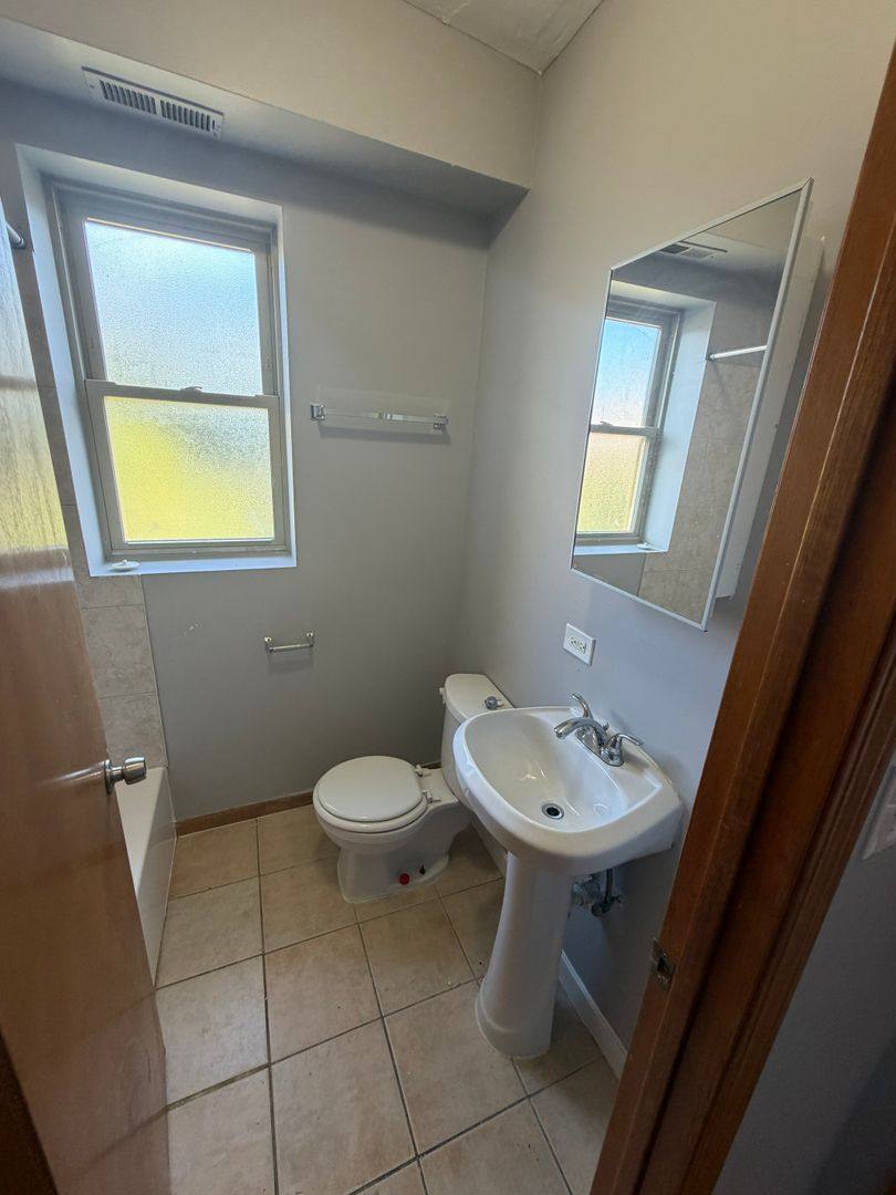 11027 S King Dr, Chicago, IL 60628 - Apartment for Rent - Image 3