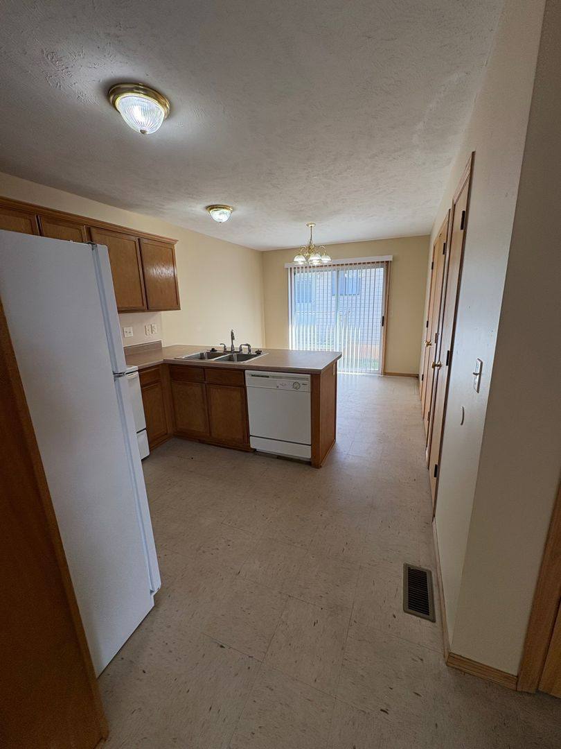 3757 W Montclair, Springfield, MO 65807 - Apartment for Rent - Image 3