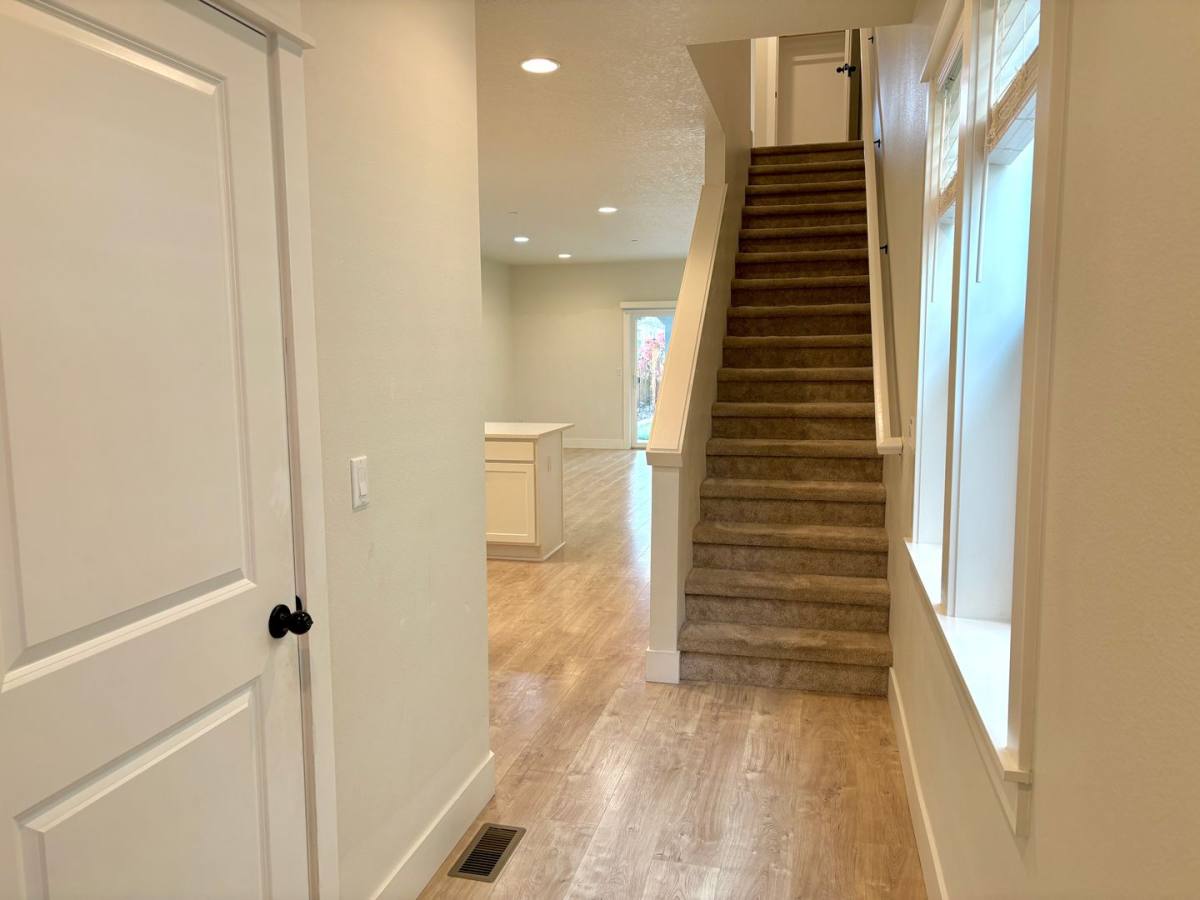 12032 SE Mill Court, Portland, OR 97216 - House for Rent - Image 2