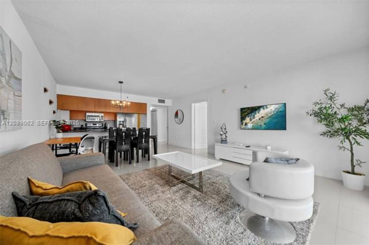 1200 Brickell Bay Dr #3908, Miami, FL 33131 - Apartment for Rent - Image 2