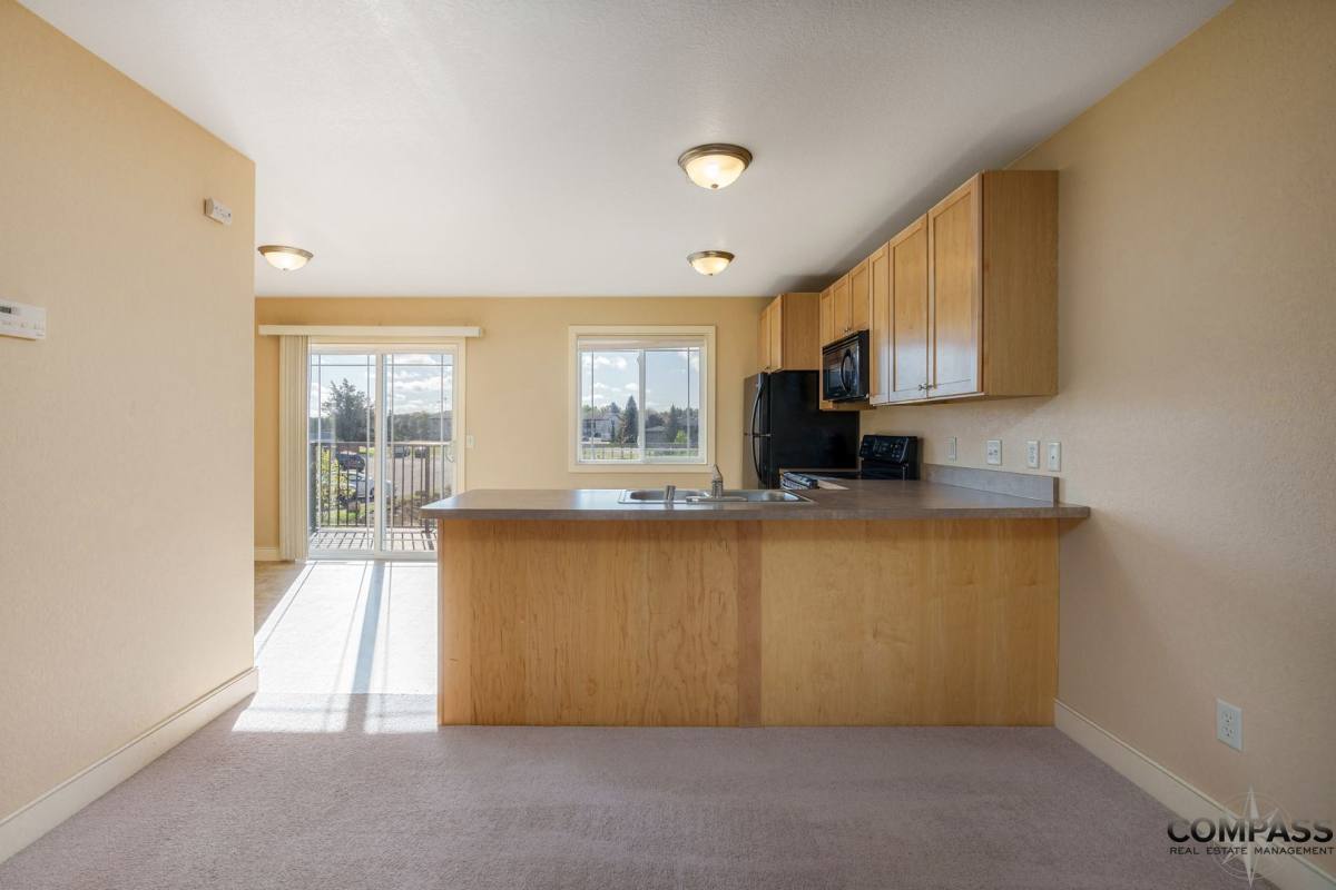 1031 W MacArthur Ave, Eau Claire, WI 54701 - Townhouse for Rent - Image 2