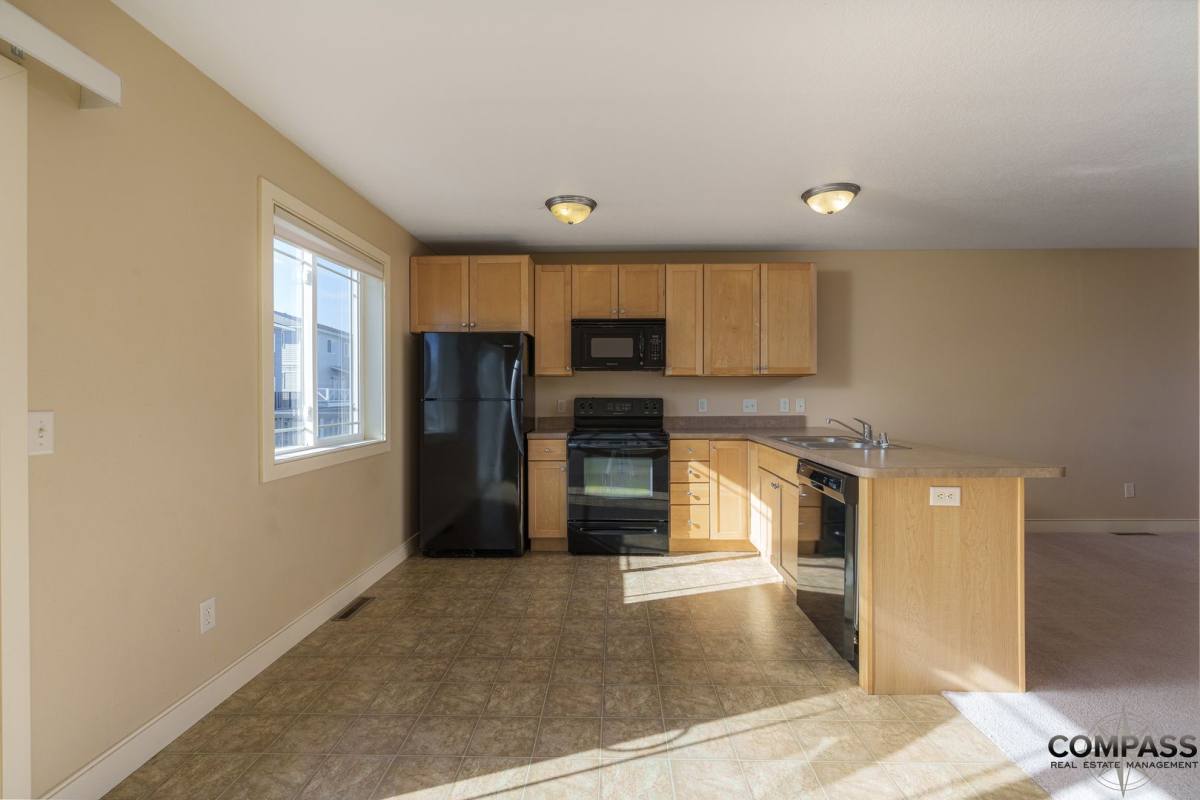 1031 W MacArthur Ave, Eau Claire, WI 54701 - Townhouse for Rent - Image 4