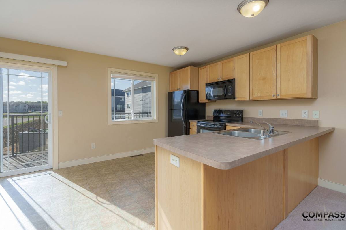 1031 W MacArthur Ave, Eau Claire, WI 54701 - Townhouse for Rent - Image 3