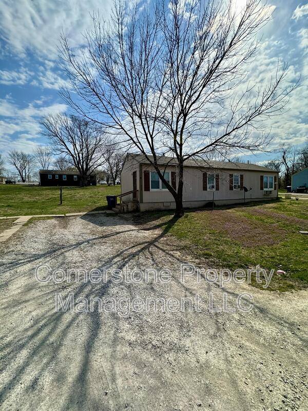 8353 Lakeview Dr, De Soto, KS 66018 - Townhouse for Rent - Image 1
