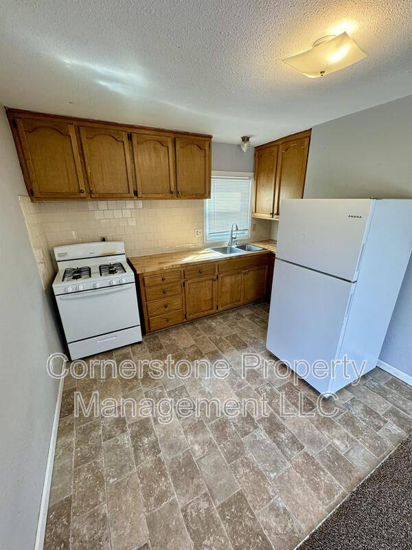 8353 Lakeview Dr, De Soto, KS 66018 - Townhouse for Rent - Image 3