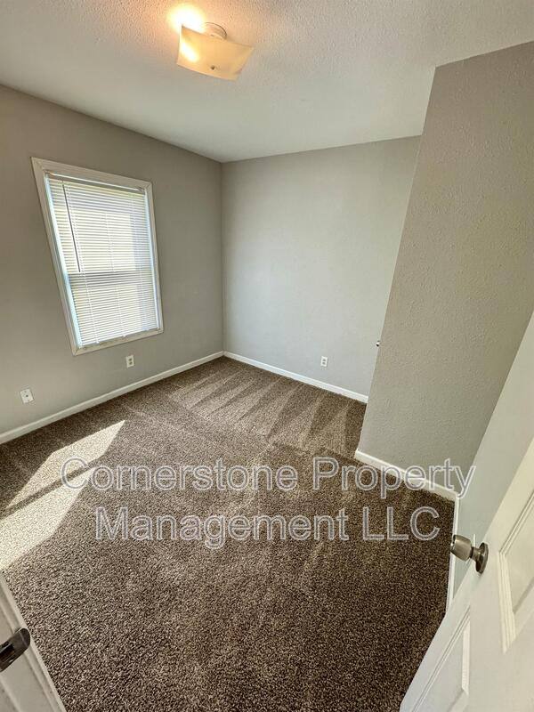 8353 Lakeview Dr, De Soto, KS 66018 - Townhouse for Rent - Image 5
