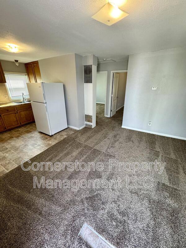 8353 Lakeview Dr, De Soto, KS 66018 - Townhouse for Rent - Image 2
