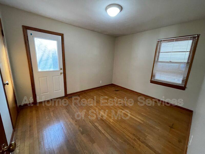 1852 S Pickwick, Springfield, MO 65804 - House for Rent - Image 7