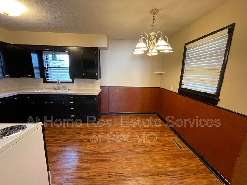 1852 S Pickwick, Springfield, MO 65804 - House for Rent - Image 3