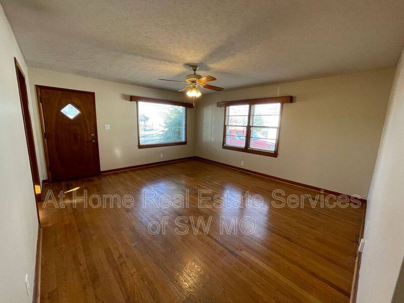 1852 S Pickwick, Springfield, MO 65804 - House for Rent - Image 4