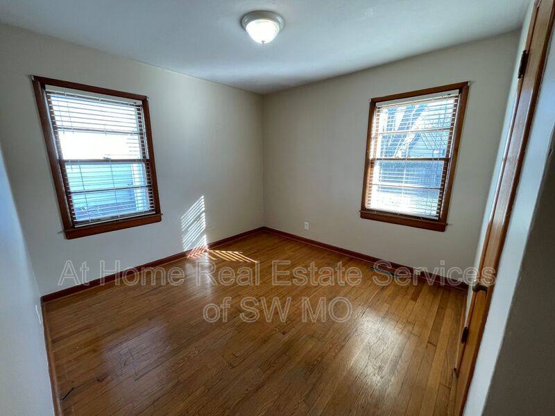 1852 S Pickwick, Springfield, MO 65804 - House for Rent - Image 8