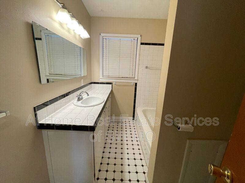 1852 S Pickwick, Springfield, MO 65804 - House for Rent - Image 6
