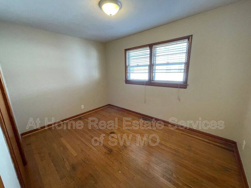 1852 S Pickwick, Springfield, MO 65804 - House for Rent - Image 9