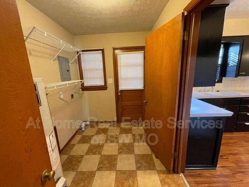 1852 S Pickwick, Springfield, MO 65804 - House for Rent - Image 5
