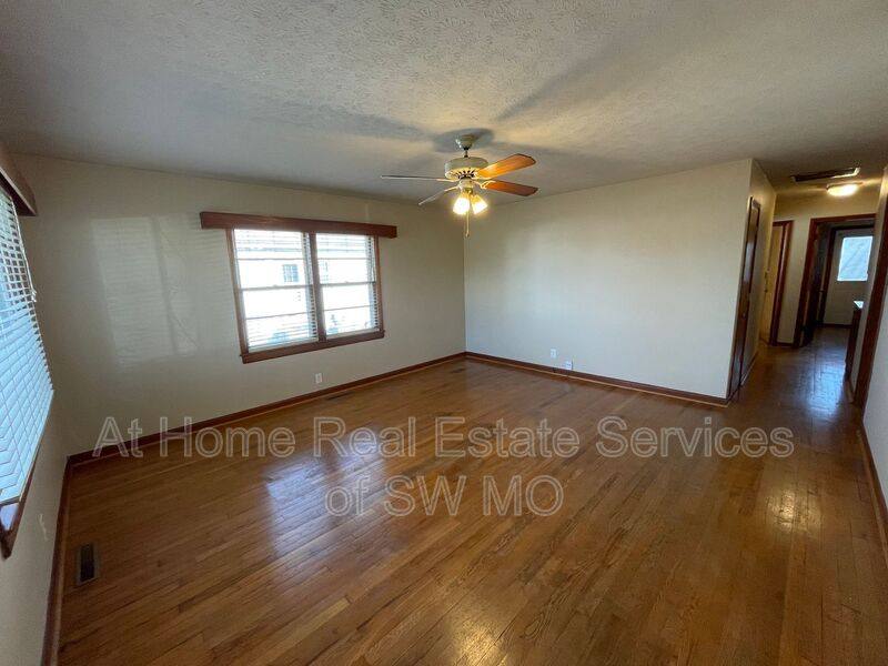 1852 S Pickwick, Springfield, MO 65804 - House for Rent - Image 2