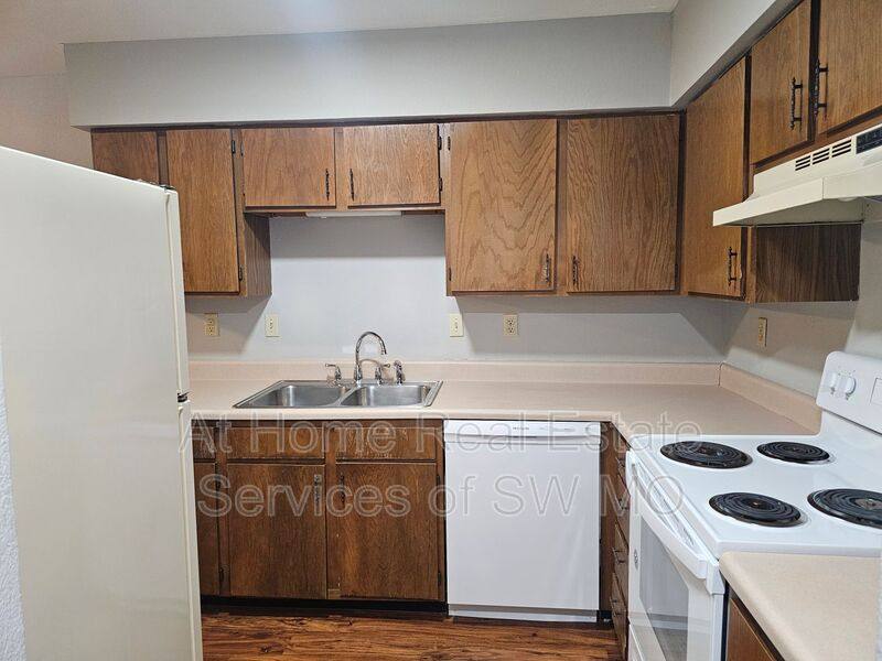 1947 S Ingram Mill Rd #B11, Springfield, MO 65804 - Apartment for Rent - Image 2
