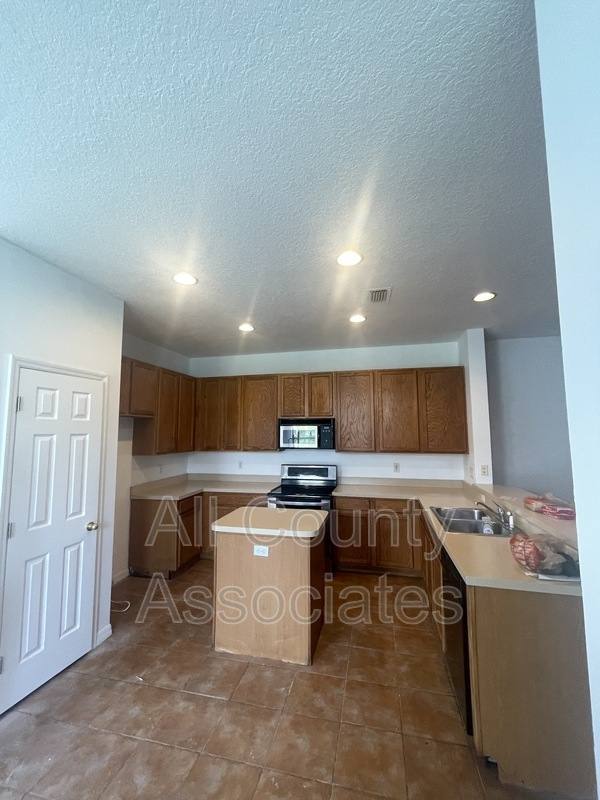11675 Declaration Dr, Tampa, FL 33635 - Townhouse for Rent - Image 3