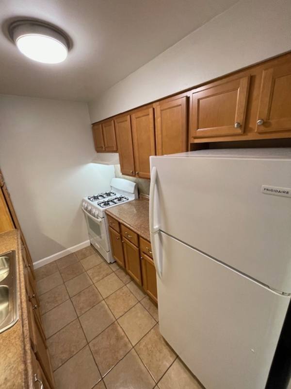 932 W Rollins Rd #E, Round Lake, IL 60073 - Apartment for Rent - Image 3