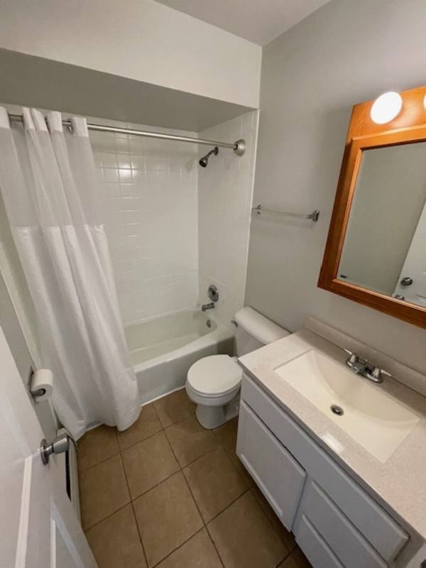 932 W Rollins Rd #E, Round Lake, IL 60073 - Apartment for Rent - Image 8