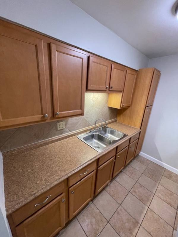 932 W Rollins Rd #E, Round Lake, IL 60073 - Apartment for Rent - Image 2
