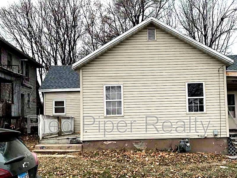 458 S Float Ave, Freeport, IL 61032 - House for Rent - Image 1