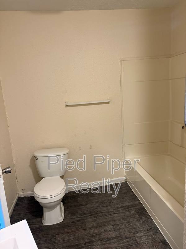 458 S Float Ave, Freeport, IL 61032 - House for Rent - Image 8