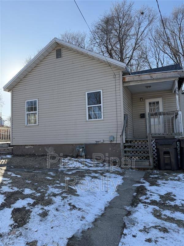 458 S Float Ave, Freeport, IL 61032 - House for Rent - Image 2