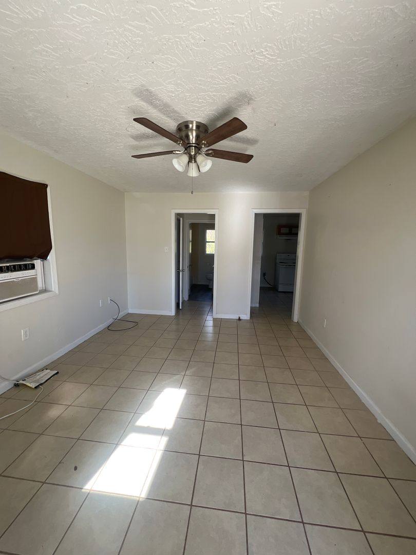 1623 1/2 4th St, Lake Charles, LA 70601 - House for Rent - Image 2