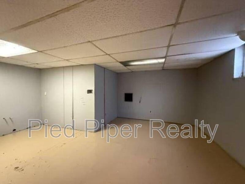 803 S James Ave, Freeport, IL 61032 - House for Rent - Image 10