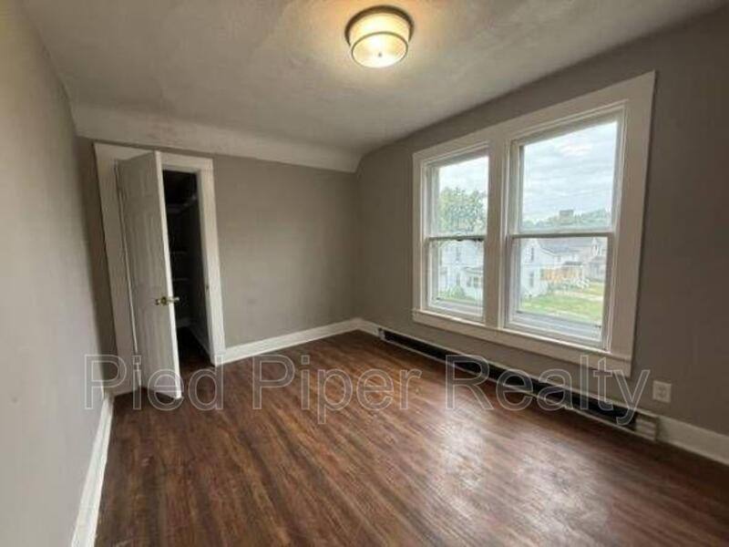 803 S James Ave, Freeport, IL 61032 - House for Rent - Image 4