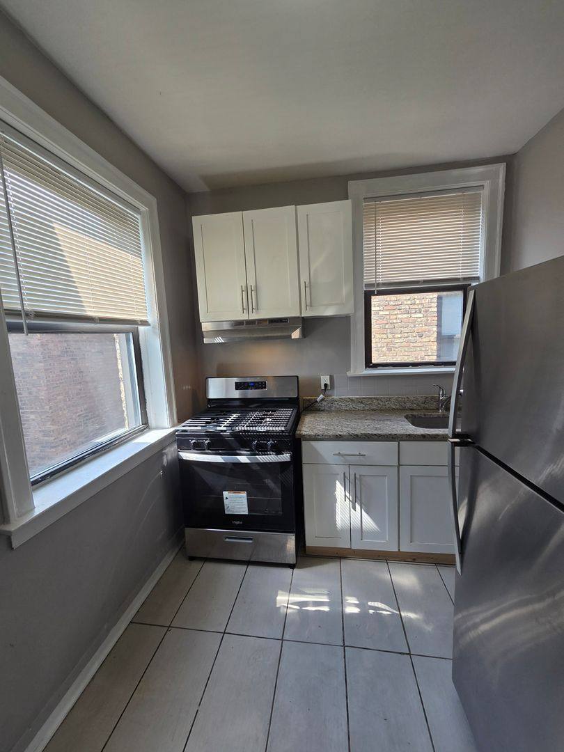 7200 S Bennett Ave, Chicago, IL 60649 - Apartment for Rent - Image 2